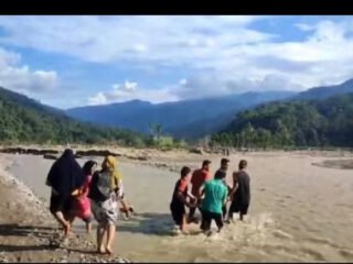 Jembatan Tak Kunjung Dibangun, Warga Pining Bertaruh Nyawa Setiap Hari Demi Bertahan Hidup