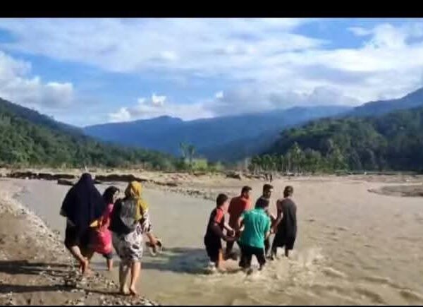 Jembatan Tak Kunjung Dibangun, Warga Pining Bertaruh Nyawa Setiap Hari Demi Bertahan Hidup