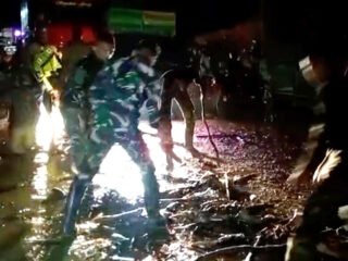 TNI Bergerak Cepat: Danrem Lilawangsa Turunkan Pasukan Tangani Banjir Pidie Jaya, Jalur Nasional Sempat Lumpuh