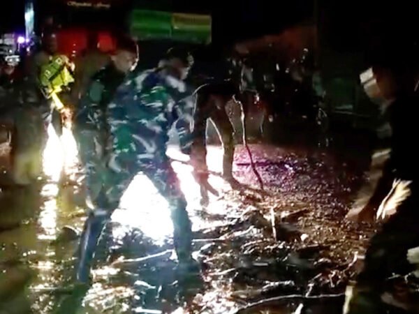 TNI Bergerak Cepat: Danrem Lilawangsa Turunkan Pasukan Tangani Banjir Pidie Jaya, Jalur Nasional Sempat Lumpuh