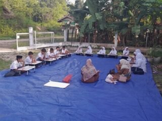 Siswa SMPN 26 Linge Belajar di Halaman Pustu