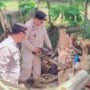 Forkopincam Jeumpa Bantu Bersihkan Rumah Warga Yang Tertimpa Pohon