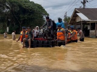 Jalan Nasional Meulaboh-Tapaktuan di Nagan Raya Tak Bisa Dilewati, Brimob Bantu Pengguna Sepeda Motor 