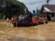 Jalan Nasional Meulaboh-Tapaktuan di Nagan Raya Tak Bisa Dilewati, Brimob Bantu Pengguna Sepeda Motor 