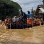 Jalan Nasional Meulaboh-Tapaktuan di Nagan Raya Tak Bisa Dilewati, Brimob Bantu Pengguna Sepeda Motor 