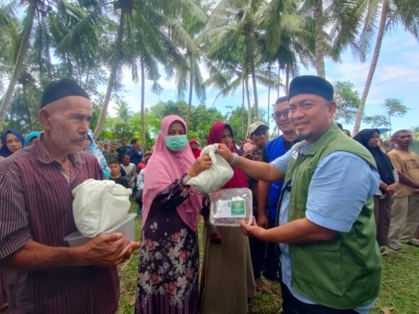 Islamic Relief Indonesia dan Baitul Mal Salurkan 28 Sapi Kurban untuk Ribuan Warga Lhokseumawe 