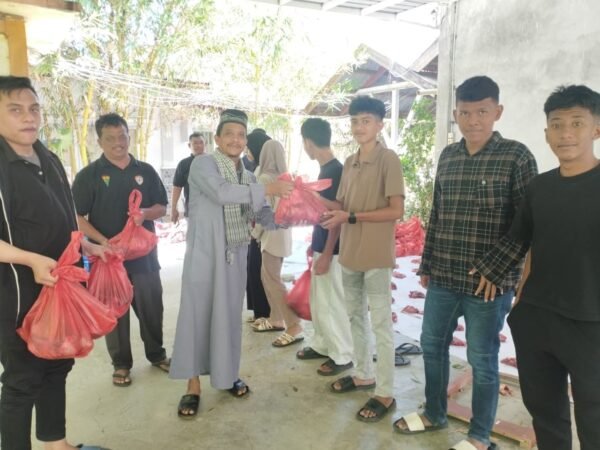 Siswa dan Guru SMA Negeri 9 Banda Aceh Sembelih 9 Sapi Kurban