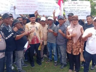 Ratusan Pekerja PTPN IV Cot Girek Gelar Aksi Damai di Kantor Bupati Aceh Utara