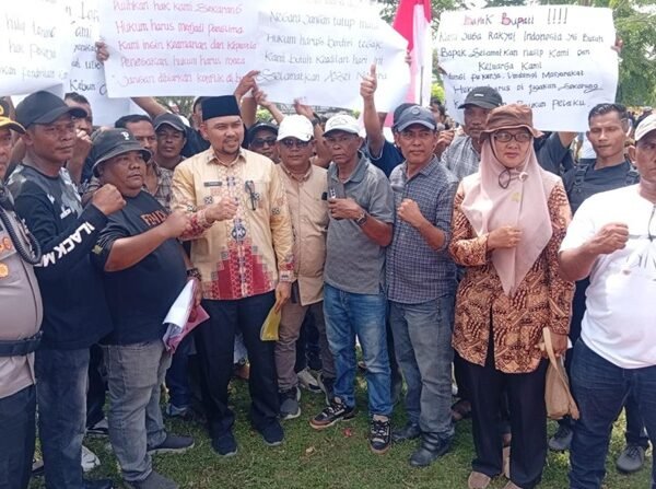 Ratusan Pekerja PTPN IV Cot Girek Gelar Aksi Damai di Kantor Bupati Aceh Utara