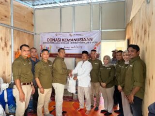 General Manager Hermes Palace Hotel Banda Aceh, Budi Syaiful bersama tim LKS Bipartit kembali menyalurkan bantuan kemanusiaan bagi masyarakat terdampak banjir dan longsor di Kabupaten Pidie Jaya.