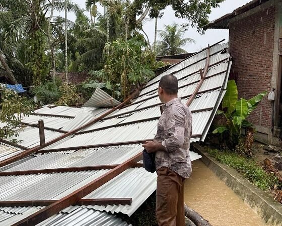 Belasan Rumah di Aceh Utara Ambruk Diterjang Puting Beliung