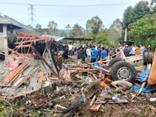 Hilang Kendali Truk Fuso Seruduk Tiga Rumah, Seorang IRT Meninggal Dunia