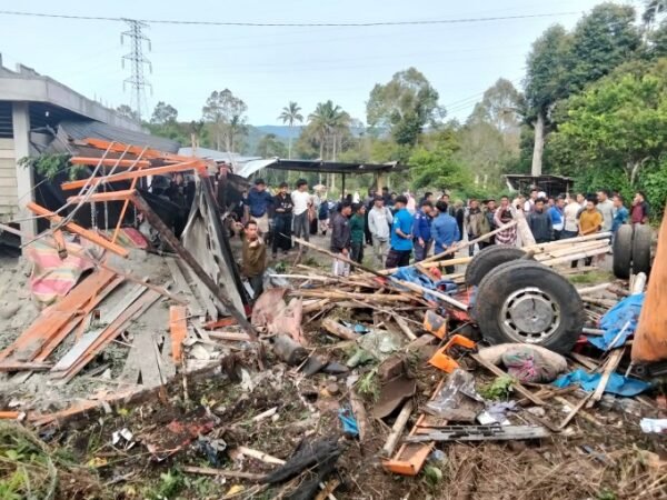 Hilang Kendali Truk Fuso Seruduk Tiga Rumah, Seorang IRT Meninggal Dunia