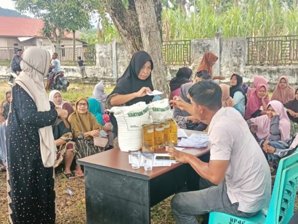 Perum Bulog Blangpidie Salurkan Bantuan Pangan