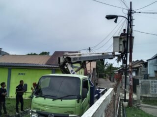 Dibantu Dinas Perhubungan Aceh Besar Pemerintah Gampong Leu Ue Tuntaskan Perbaiki Lampu Penerangan Jalan