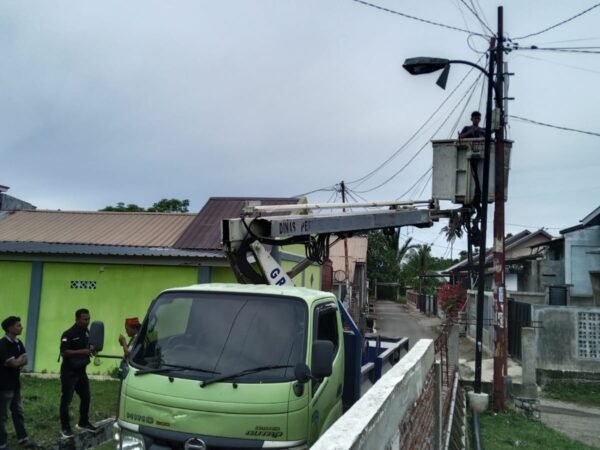 Dibantu Dinas Perhubungan Aceh Besar Pemerintah Gampong Leu Ue Tuntaskan Perbaiki Lampu Penerangan Jalan