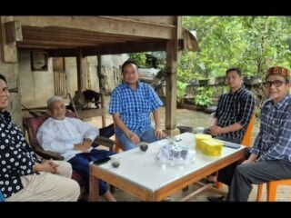 Bersilaturrahmi dengan Mukim Akob, Pelaku dan Saksi Hidup Sejarah Perjuangan Bangsa Aceh. 