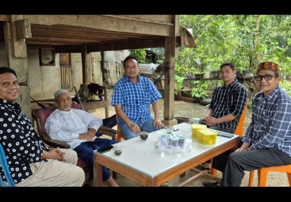Bersilaturrahmi dengan Mukim Akob, Pelaku dan Saksi Hidup Sejarah Perjuangan Bangsa Aceh. 