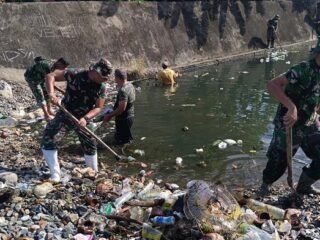 TNI dan Warga Bersihkan Parit dan Muara Sungai di Aceh Selatan