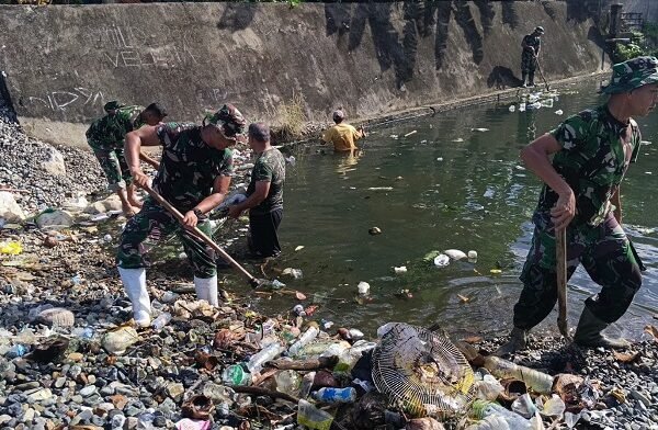 TNI dan Warga Bersihkan Parit dan Muara Sungai di Aceh Selatan