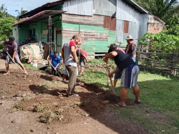 Antisipasi Banjir Genangan Warga Komplek Kesehatan Leu Ue Gelar Gotong Royong.