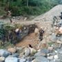 Babinsa dan Warga Bangun Pondasi Jembatan Gantung