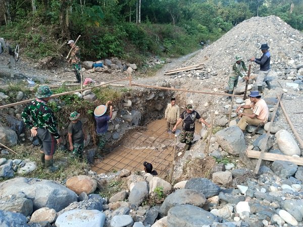 Babinsa dan Warga Bangun Pondasi Jembatan Gantung