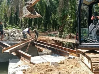 Genjot Infrastruktur Desa, TNI di Subulussalam Pasang Gelagar Baja Jembatan