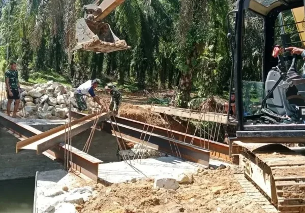 Genjot Infrastruktur Desa, TNI di Subulussalam Pasang Gelagar Baja Jembatan