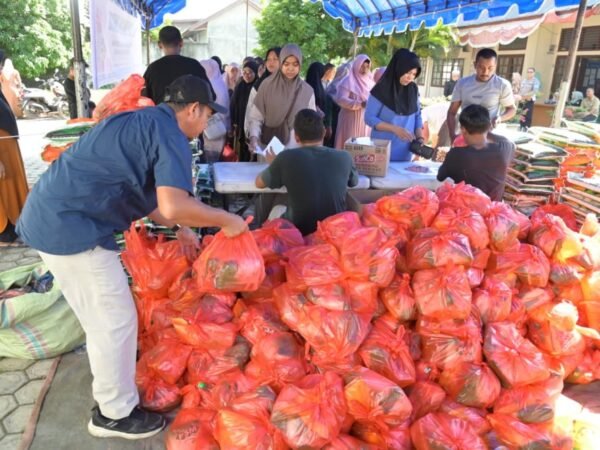 Warga Krueng Barona Jaya Antusias Berburu Sembako Bersubsidi