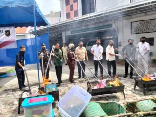 Kejari Agara Musnahkan Sabu, Ganja hingga Parang Pelaku Pembunuhan 5 Orang