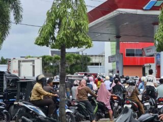 Antrian BBM di Lhokseumawe