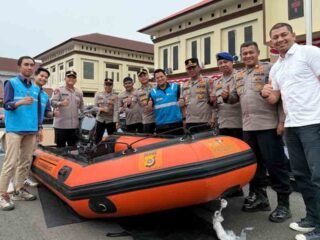 Kesiapsiagaan Hadapi Banjir, PLN Nusantara Power Bantu Perahu Karet