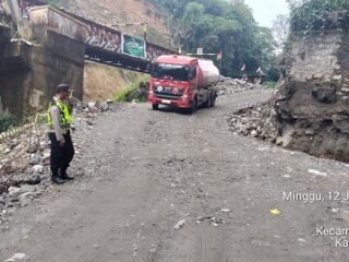 Polsek Pintu Rime Gayo Pantau Jalur Terdampak Banjir dan Longsor, Sejumlah Titik Masih Terapkan Buka Tutup