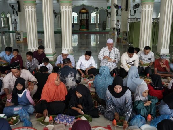 Wagub Maulid Bersama Ratusan Anak Yatim di Teupin Raya