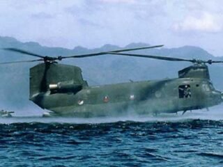 Kebakaran Hutan di Kalimantan, Jepang Kirim Kapal dan Helikopter CH-47