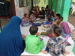 Makan Bersama Didampingi Guru, Anak-anak PAUD Bina Beusare Lahap Nikmati MBG