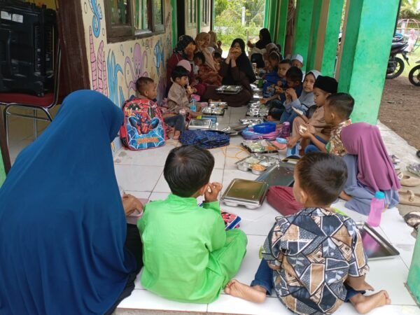 Makan Bersama Didampingi Guru, Anak-anak PAUD Bina Beusare Lahap Nikmati MBG