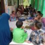 Makan Bersama Didampingi Guru, Anak-anak PAUD Bina Beusare Lahap Nikmati MBG