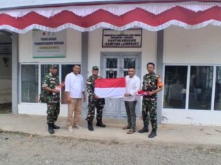 Bangkitkan Semangat Nasionalisme, Muspika Lhoknga Bersama Keuchik Lamkruet Bagikan Bendera Merah Putih Kepada Warga 