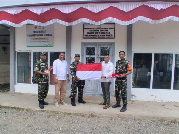 Bangkitkan Semangat Nasionalisme, Muspika Lhoknga Bersama Keuchik Lamkruet Bagikan Bendera Merah Putih Kepada Warga 