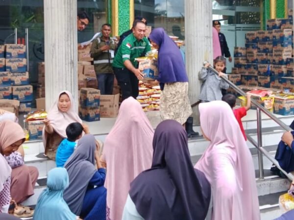 Dua Perusahaan Tambang di Babahrot Salurkan 1,5 Ton Beras dan Ratusan Karton Mi Instan untuk Korban Banjir