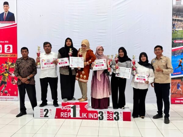 Wakili Bupati Nagan Raya, Kadis Parpora Serahkan Hadiah Perlombaan HUT ke-81 RI