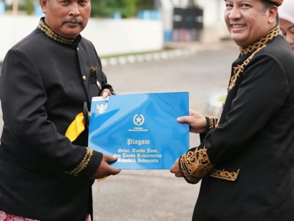 HUT TVRI Ke 64 Yusri, ST Terima Penganugrahan Tanda Kehormatan Satyalancana Karya Satya Dari Presiden Republik Indonesia