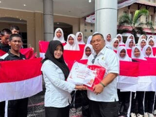 Sambut HUT Ke-81 RI, Pemkab Nagan Raya Bagikan Ribuan Bendera Merah Putih