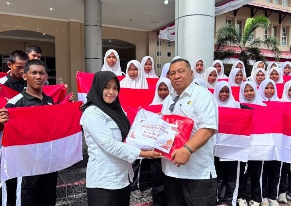 Sambut HUT Ke-81 RI, Pemkab Nagan Raya Bagikan Ribuan Bendera Merah Putih
