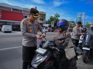 Kapolres Pidie Bagikan Bendera Merah Putih