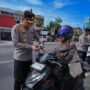 Kapolres Pidie Bagikan Bendera Merah Putih