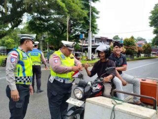 Polres Simeulue Bagikan Bendera pada Masyarakat Sambut HUT RI