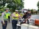 Polres Simeulue Bagikan Bendera pada Masyarakat Sambut HUT RI